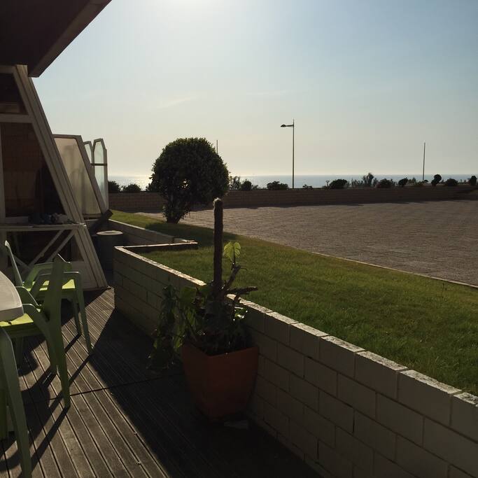 Terrasse côte salle et cuisine