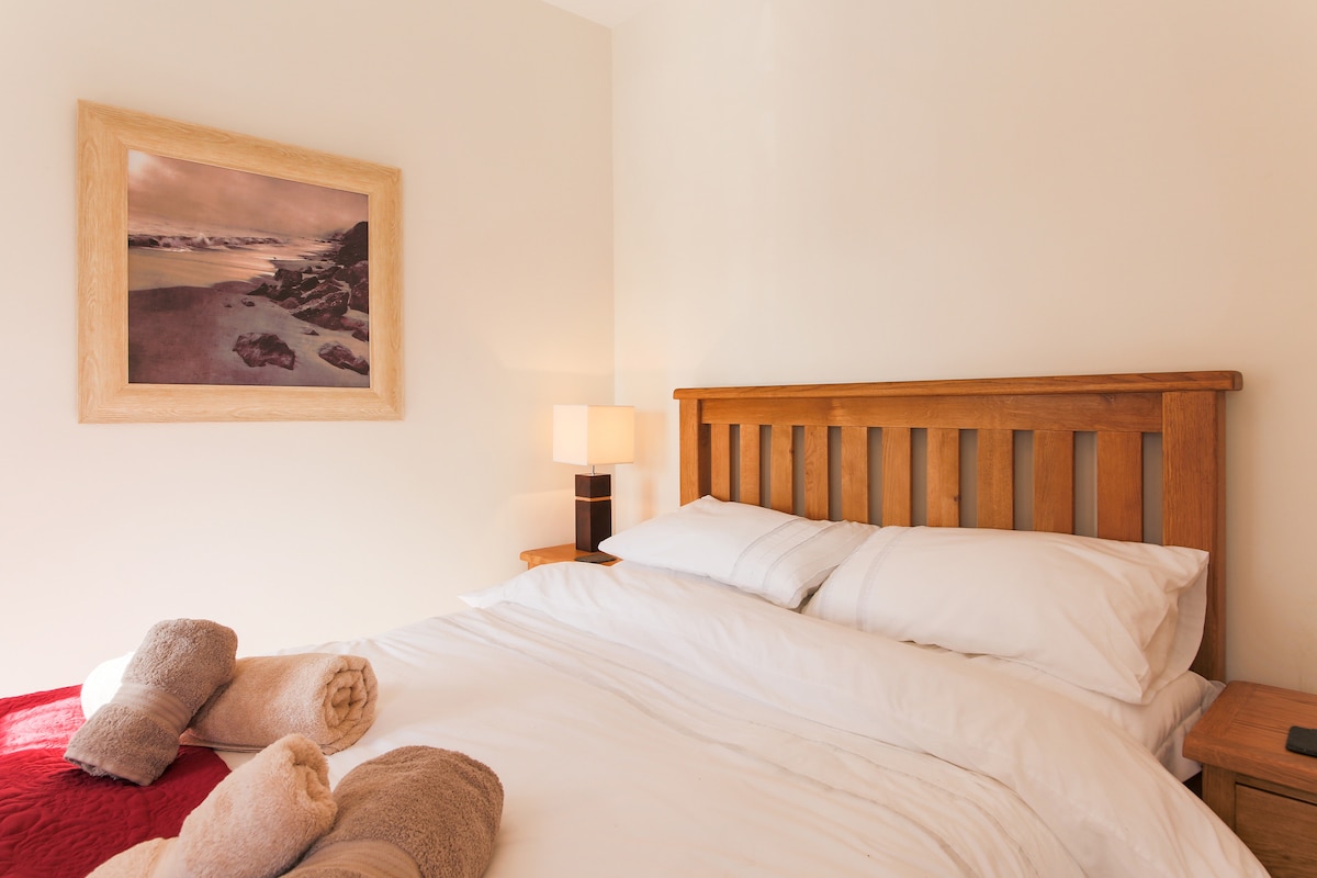 Deuxième chambre double avec garde-robe intégrée. 
À partir de janvier 2026, vous pourrez profiter d'un paradis de sommeil de 27 cm avec isolation de mouvement en mousse à mémoire de forme hybride!  