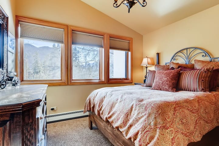 ห้องนอนแขกชั้นบนพร้อมเตียงควีนไซส์และวิว!