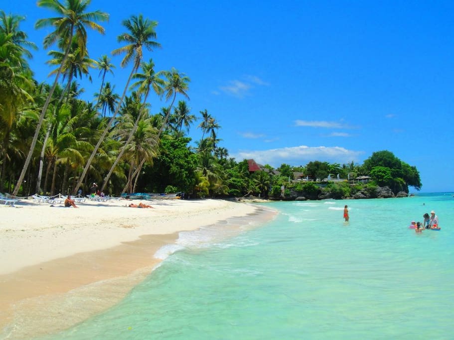 Within 10-minute walking distance to the famous Alona Beach