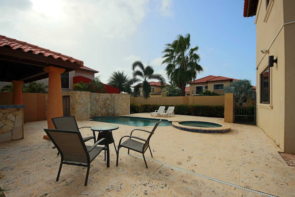 Your private swimming pool with Hot Tub to enjoy to Aruban sunshine