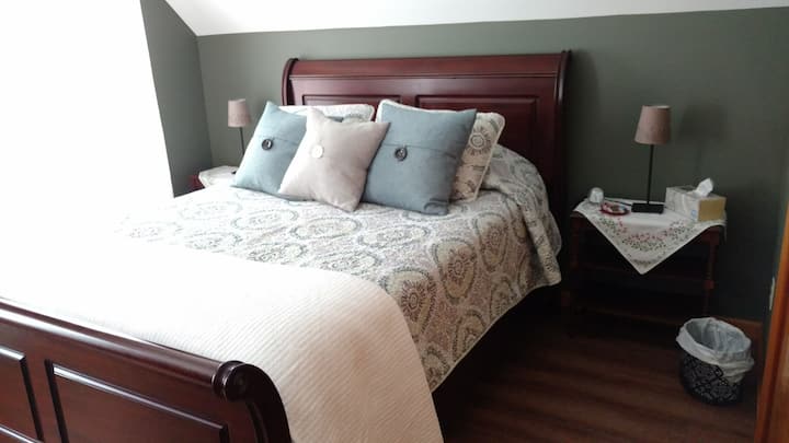 Dormitorio tamaño queen en el segundo piso