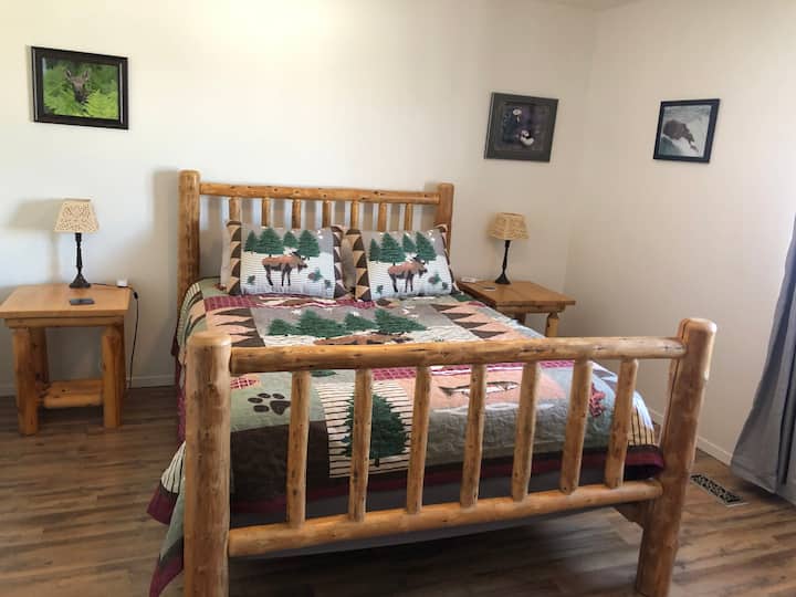 Chumba cha pili cha kulala, fanicha ya logi iliyotengenezwa kwa mkono