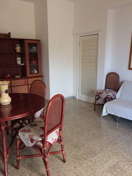 Soggiorno/sala da pranzo, divano (letto) e TV