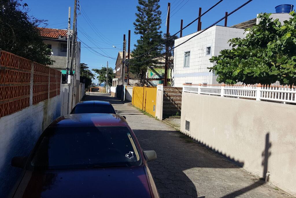 50m da Praia do morro das pedras. Mar ao fundo da imagem. casa á direita da imagem.
50m from the beach. Sea at the back of this picture and house at the right side.