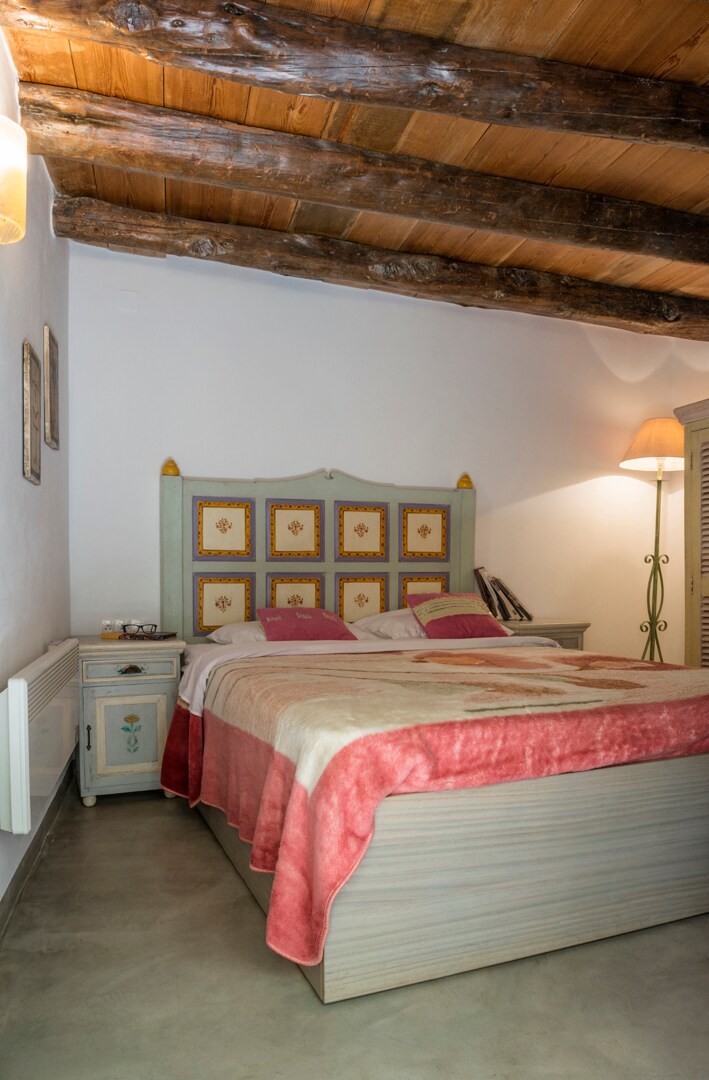 Hlavná spálňa sa nachádza na prízemí poschodia .  Počas leta budete mať veľmi príjemnú teplotu a pocit. 