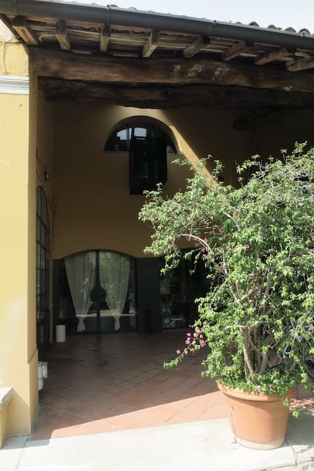 portico privato di ingresso comune all'appartamento e alla abitazione di chi ospita