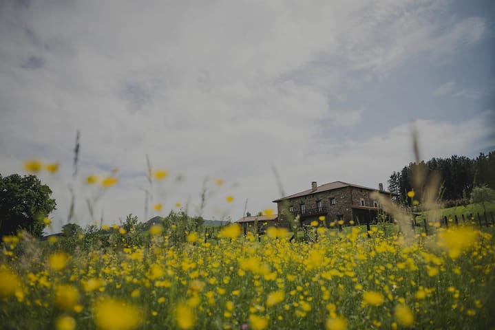Casa rural en entorno natural cerca de ciudades.