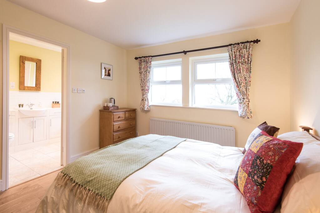 “Rowan” has ensuite bathroom with shower tap and easterly view to the sea.