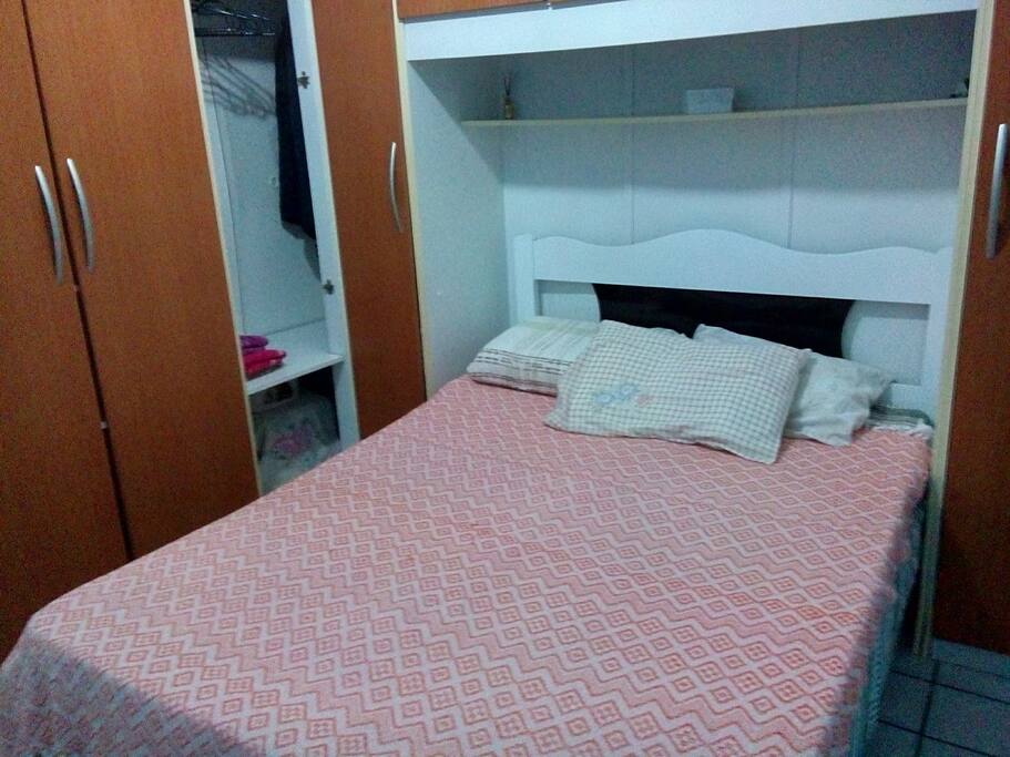 Roupeiro com cabides e espaço para os hóspedes guardarem seus pertences.