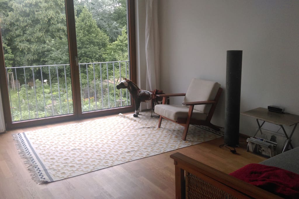 Wohnzimmer mit Blick ins Grüne