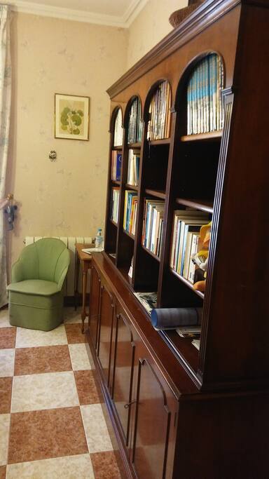 Habitación rosa, vista los pies de la cama