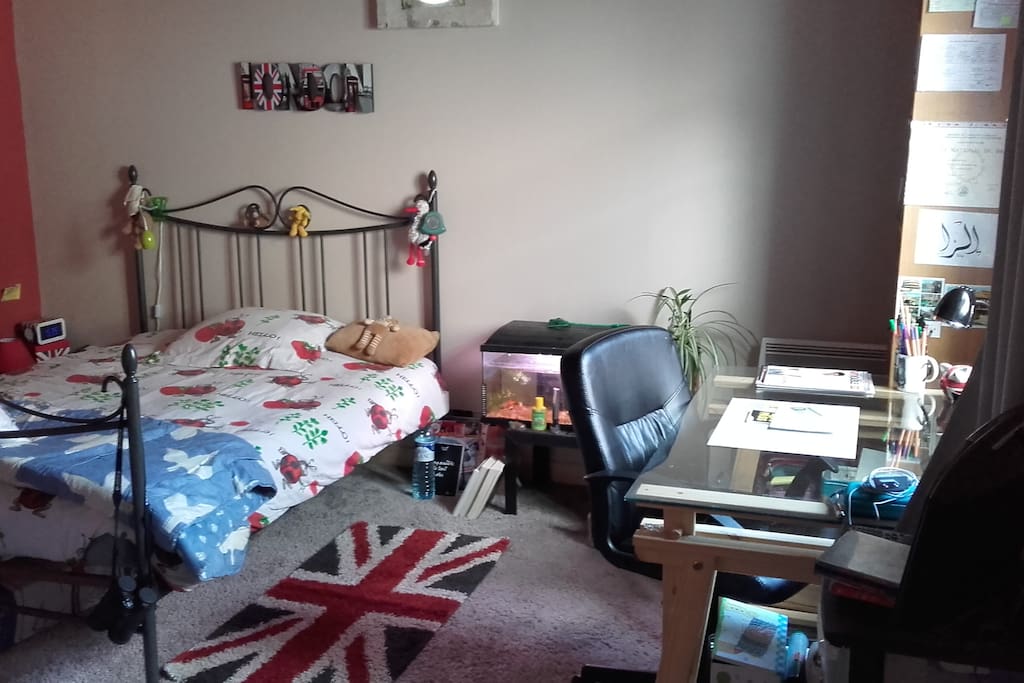 Chambre 1, en rez de chaussée. Lit 140 + 1 matelas sous le lit (si besoin). 17 m²