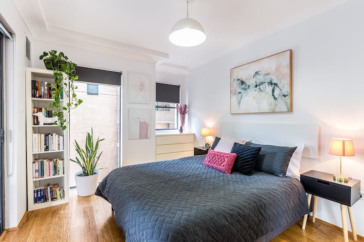 卧室配备标准双人床和超级舒适的记忆棉床垫