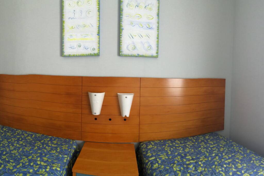 Quarto, com duas camas de solteiro que podem ser juntadas, TV a cabo, DVD, ar condicionado.