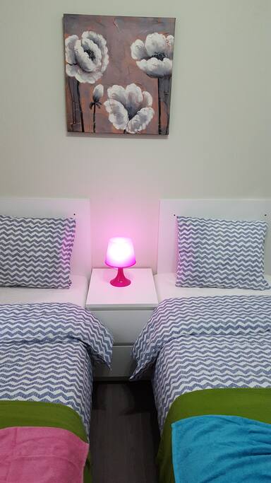 Appartement de droite situé au 1er étage : chambre à coucher avec 2 lits simples (possibilité de les rassembler).