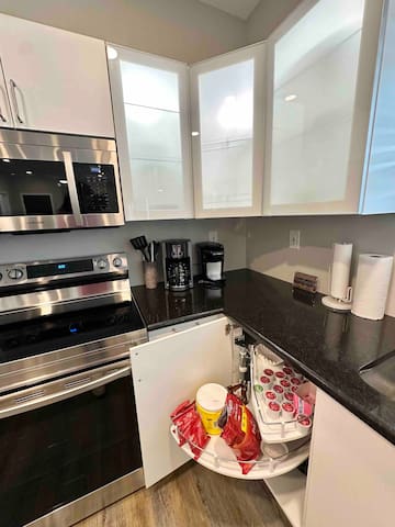 Sleeps 8, 4 Queen Beds, W/ Poker Table and Games! gallery image 5