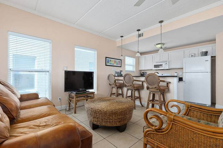 BEACHVIEWS/TROPICAL BREEZES/ 1MINUTE TO THE BEACH!