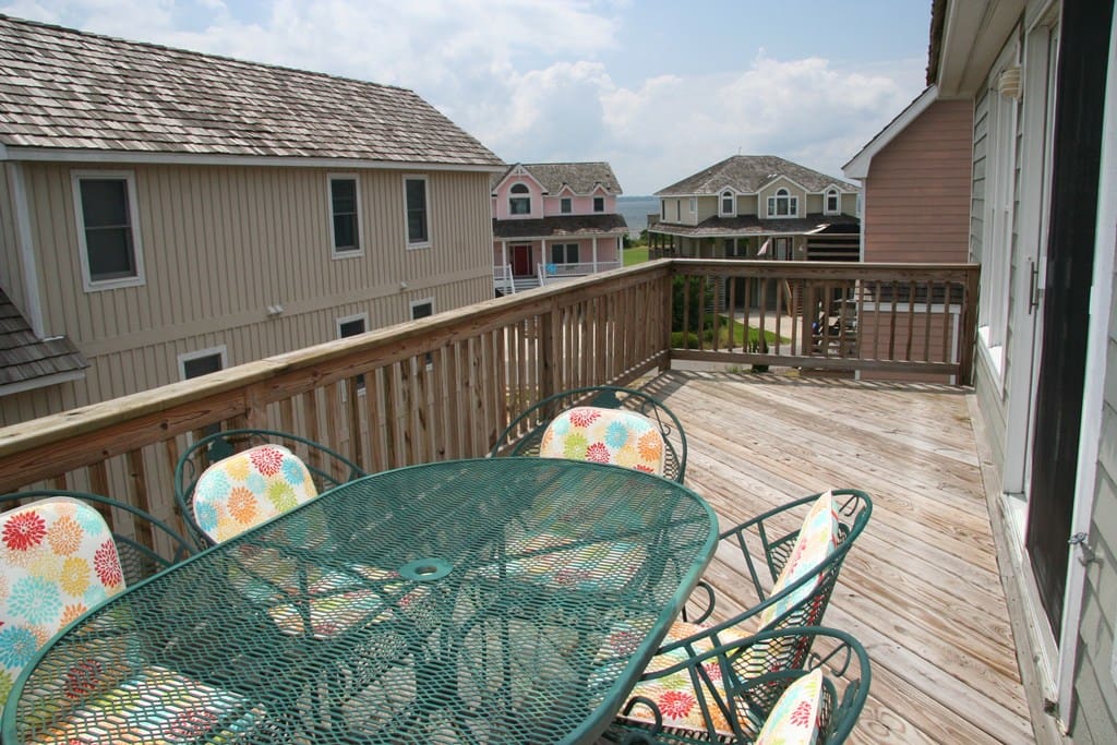 MS32: Family Tee And Sun | Top Level Deck View