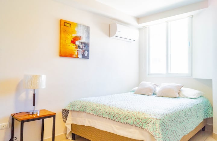 Dormitorio principal con cómoda cama tamaño queen