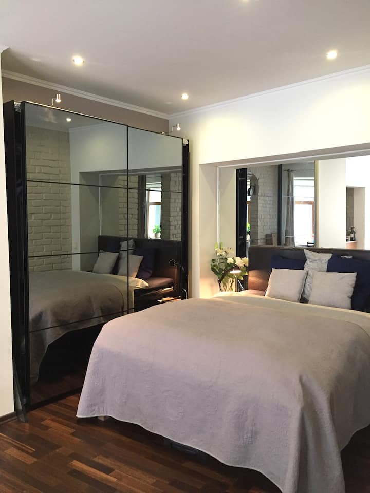 เตียงคู่แสนสบายพร้อม tempur madrass รวมเครื่องนอนและผ้าเช็ดตัวสำหรับผู้เข้าพักทุกคน