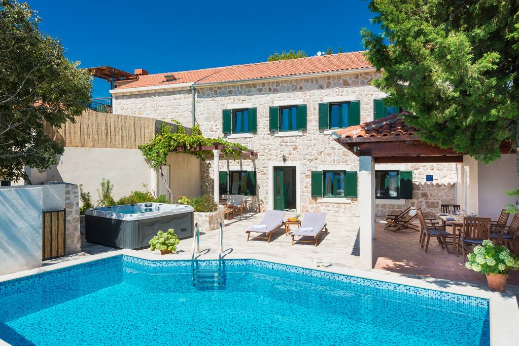 Villa&swimming pool