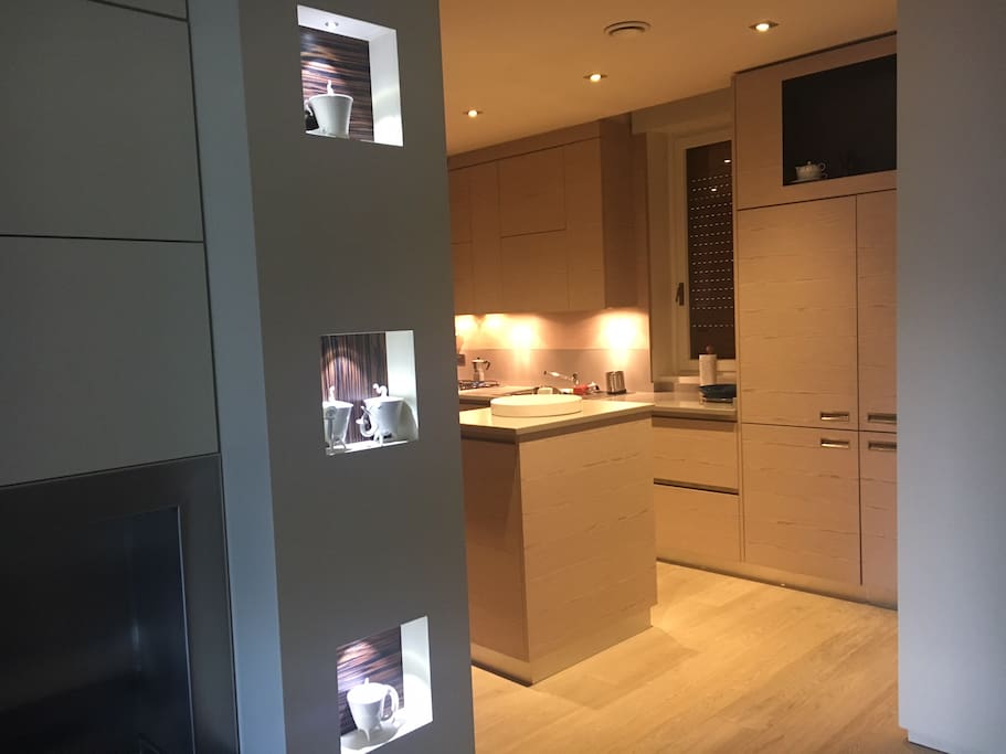 Scorcio cucina visto dal divano in soggiorno