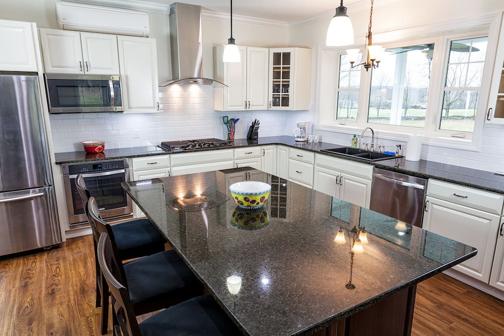 Great cook's kitchen with room to entertain