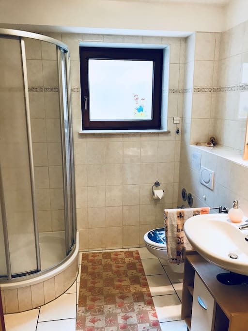 Badezimmer mit Dusche