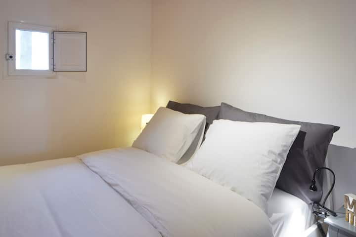 Chumba cha kulala kilicho na mashuka ya kupendeza