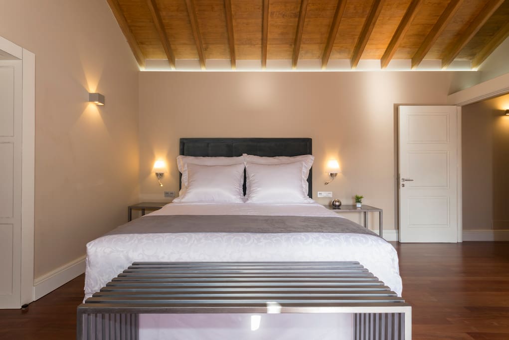 Confortable dormitorio con cama de 150 por 200