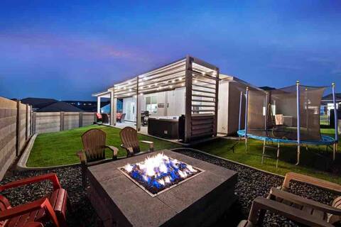 Modern New House!  Hot tub and Fire-pit