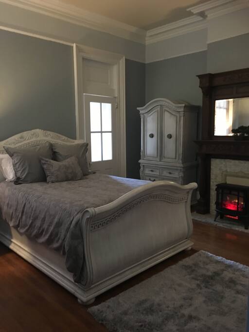Queen size bed with all new linens. Flat screen tv with cable and wifi.