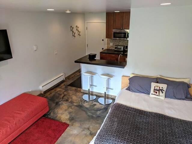 Small studio at base of Tahoe Donner ski hill