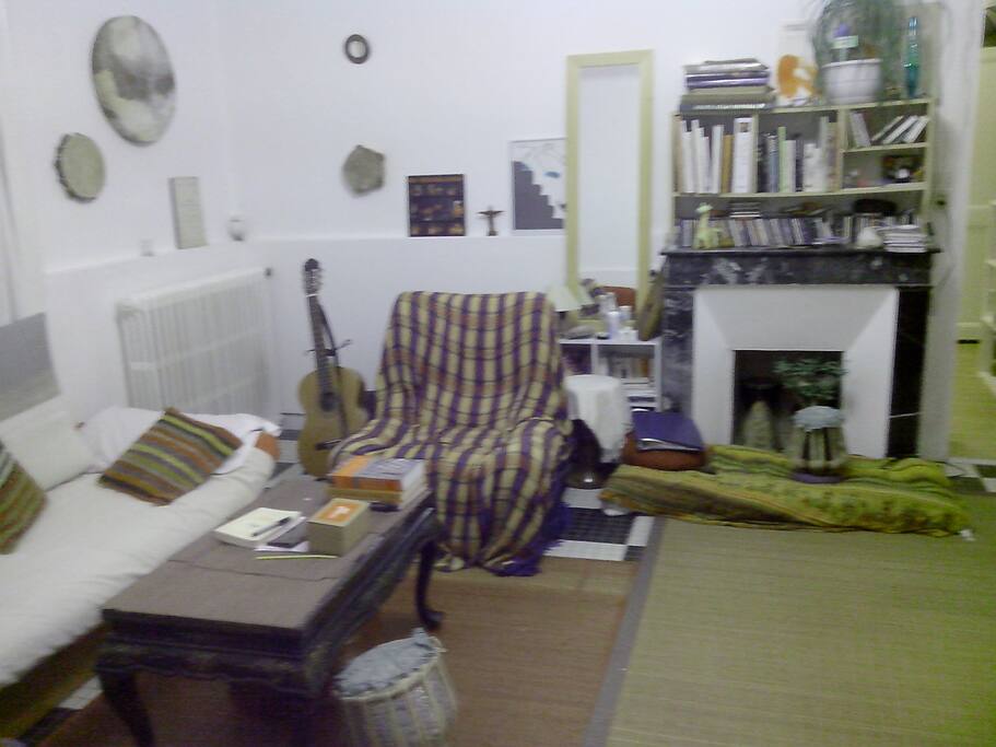 Le salon (qui sera davantage rangé :)