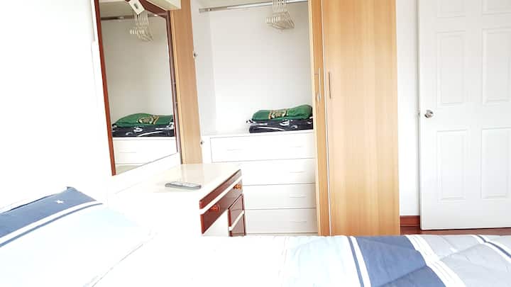 Room with queen bed