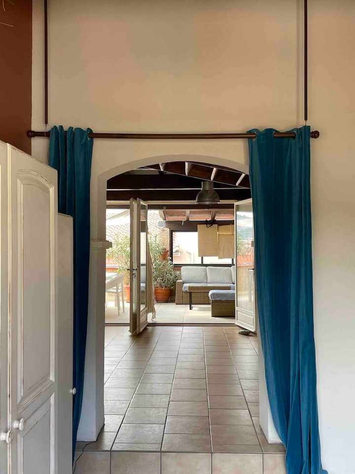 Vista desde el salón, sensación de espacio con la vista que atraviesa la sala de estar/cocina hacia la gran terraza.