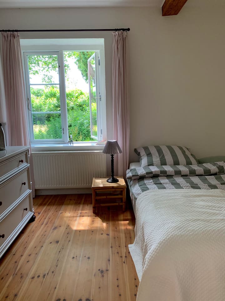 Dormitorio pequeño con cama 160x200
