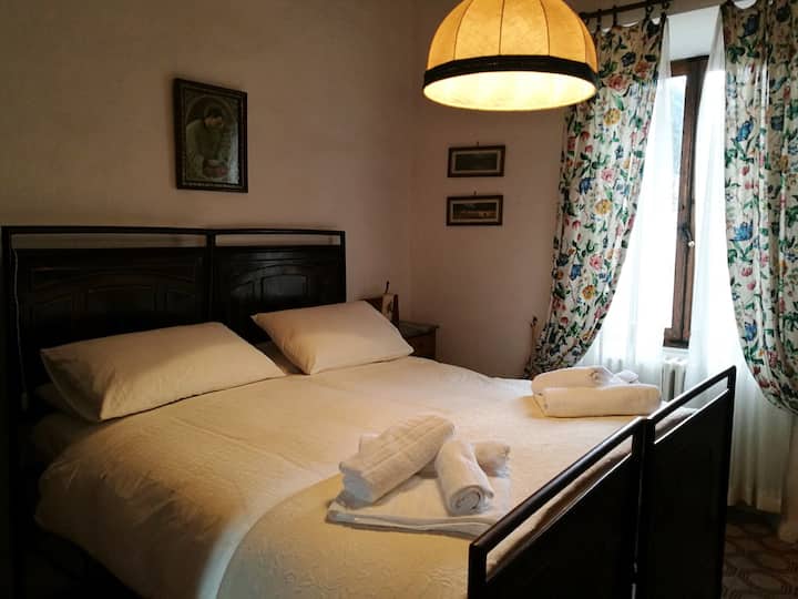 Първа спалня с малко двойно легло

Първа спалня с малко двойно легло