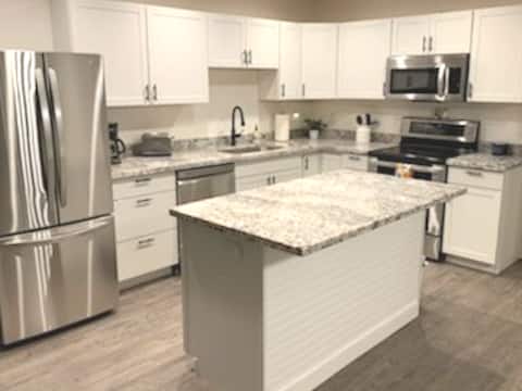 3 bedroom 1 bath loft 14 min to downtown/airport