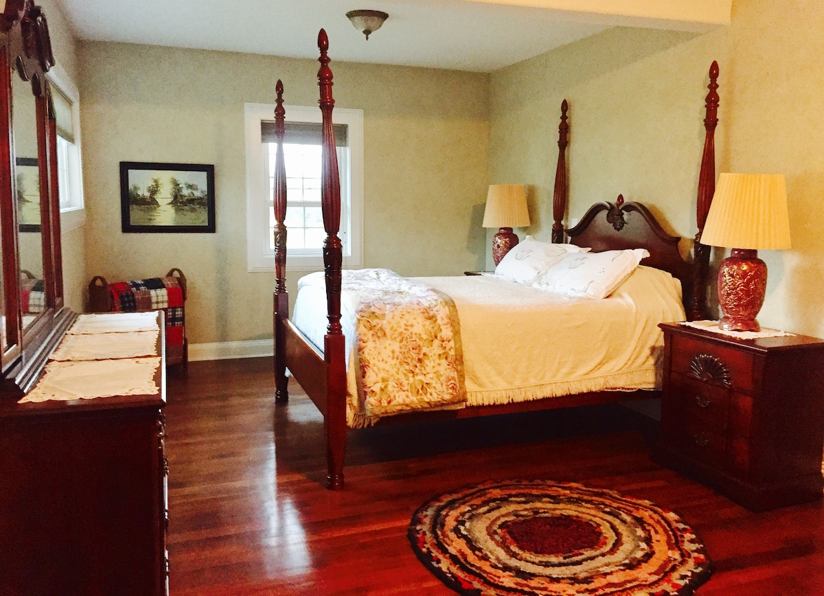 חדר שינה ראשי בחדר השינה הראשי, מיטת קווין סייז, סט חדרי שינה עם דובדבן, ארון גדול עם גישה פרטית לאמבטיה/חדר רחצה.  להישאר נעימים עם יחידת חימום/מיזוג אוויר ללא צינור בחדר השינה. 