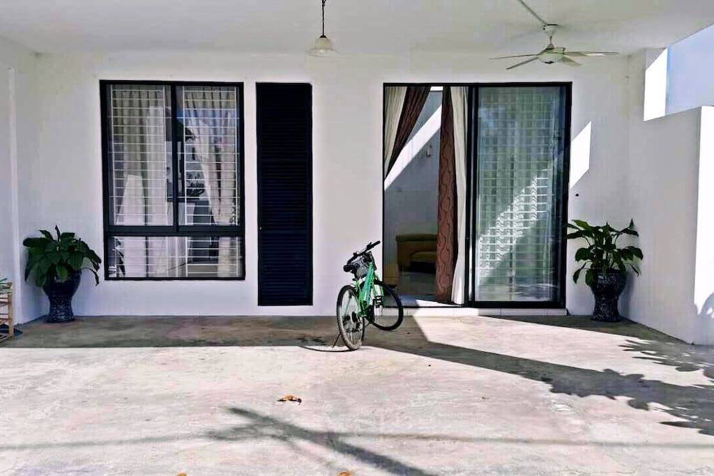 Spacious parking-lot, suitable for 4 car, BBQ party and any events.