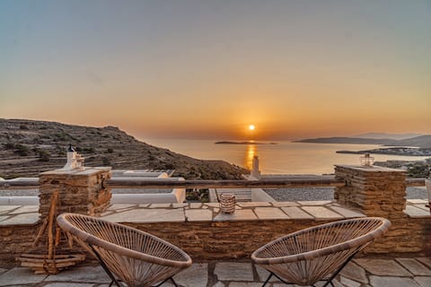 IRIDA Top-Floor Serenity - 5 mins to Batsi