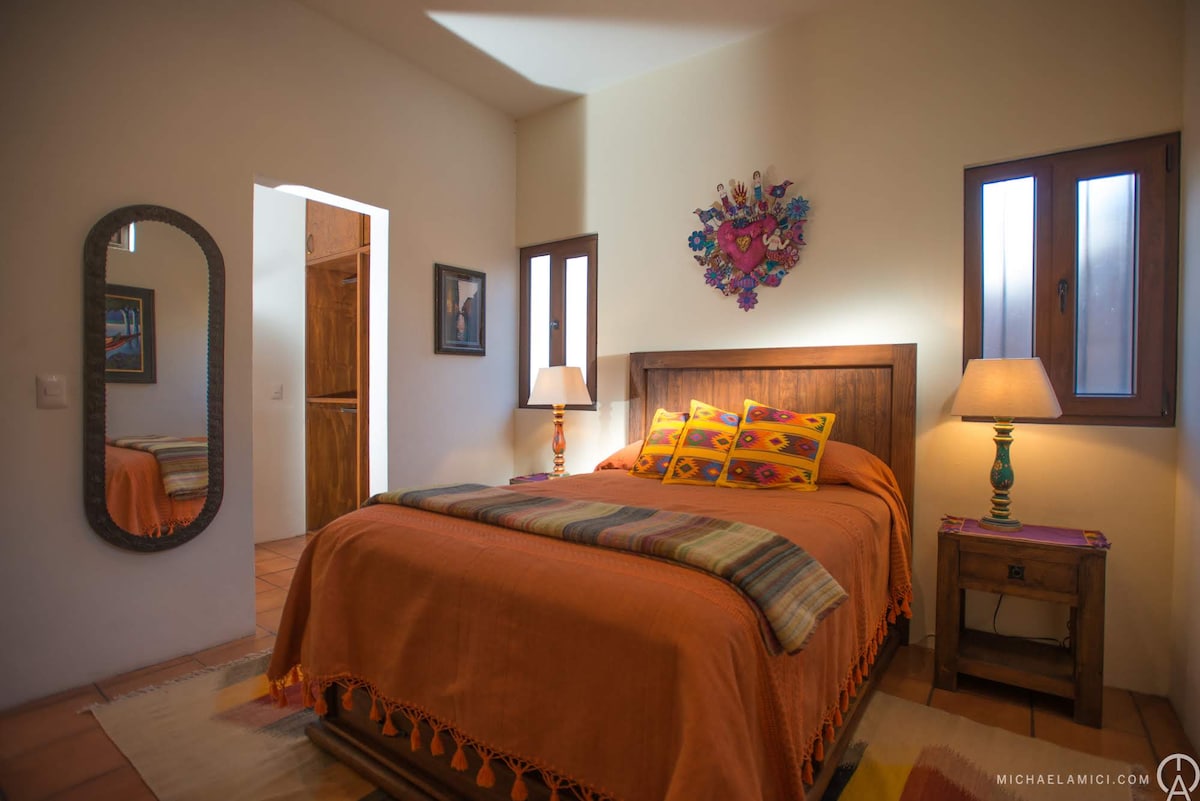 Kitanda chetu cha ukubwa wa malkia ni kipya na ni mojawapo ya magodoro yenye starehe zaidi ambayo utawahi kulala. Chumba kina matembezi kamili kwenye kabati.