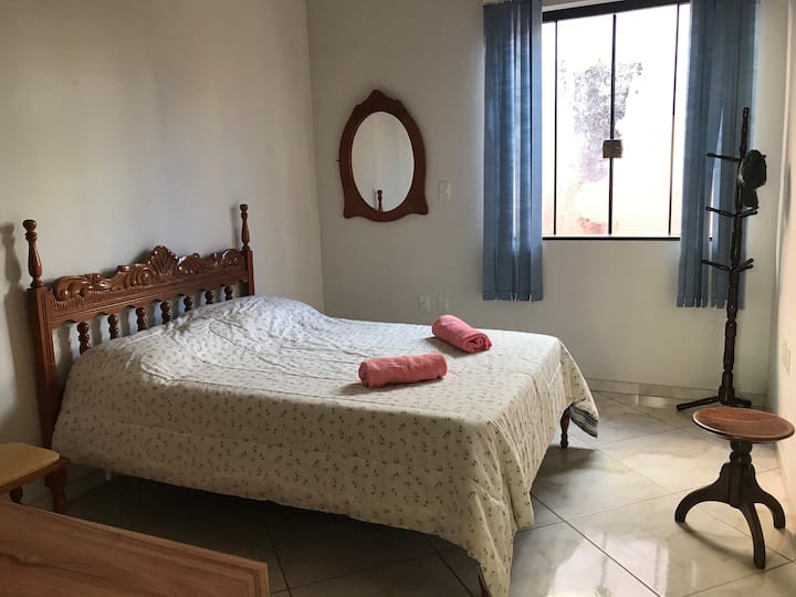 ダブルベッドルーム1 -（クローゼット付き）