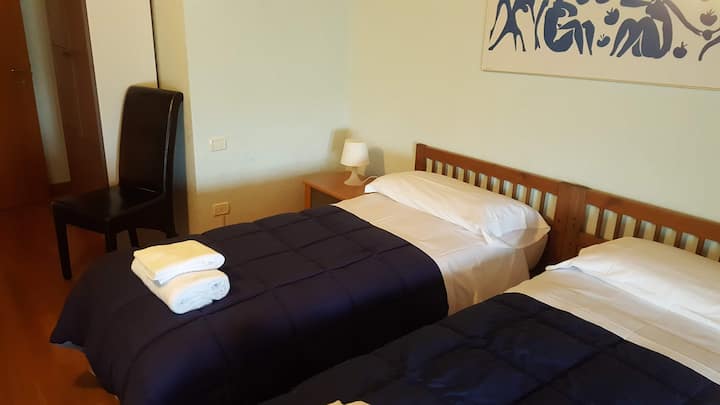 habitación con dos camas individuales