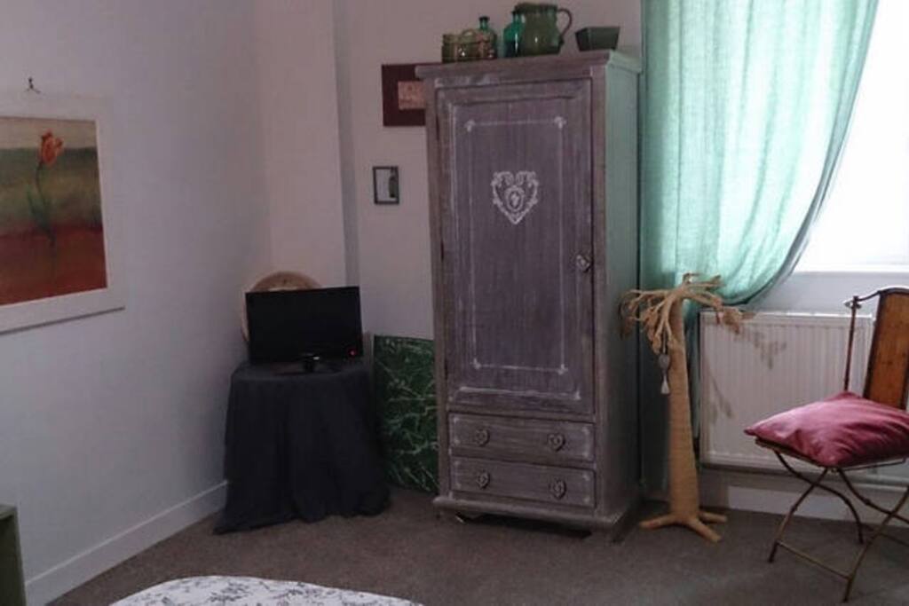 Chambre avec cabinet de toilette