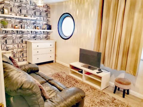 Stylish, modern apartment, perfect location