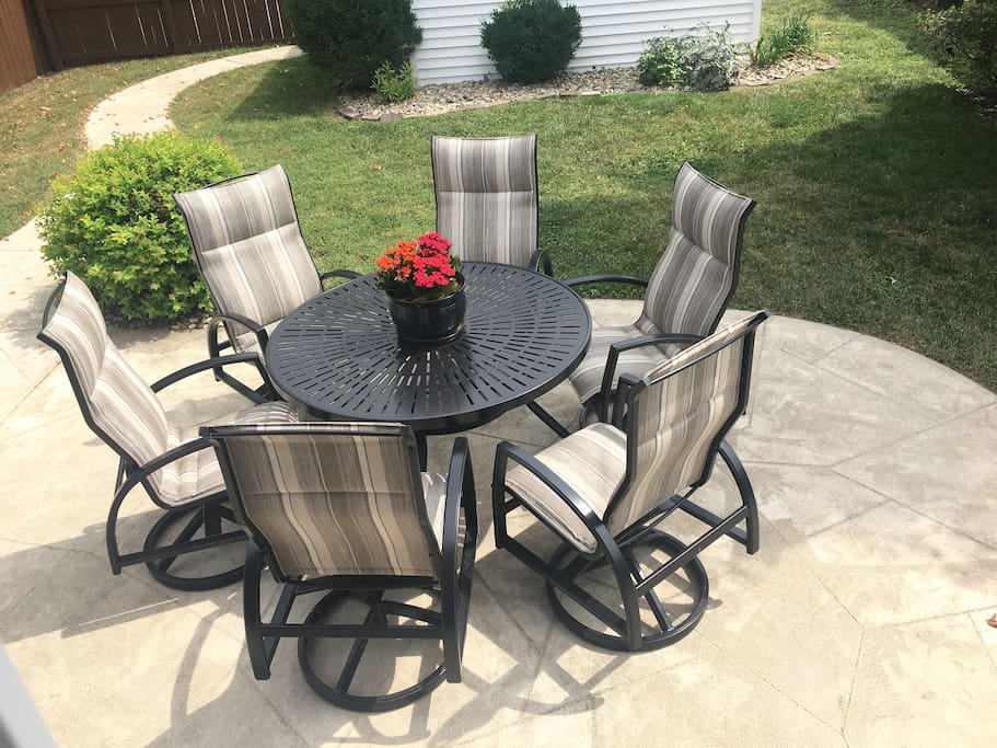 Outdoor seating for 6