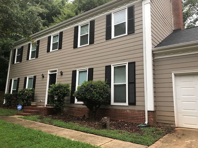 Sunroom in quiet neighborhood Room 1 Downstairs